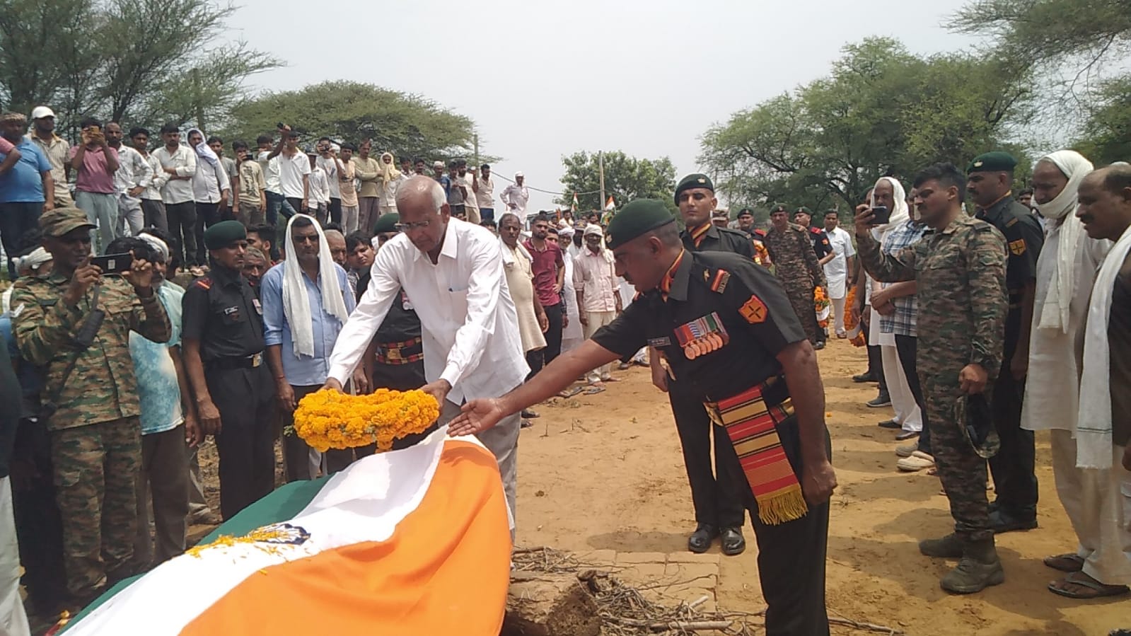 महेंद्रगढ़ | शहीद शंकर सिंह शेखावत पंचतत्व में विलीन : पूरे सैन्य सम्मान के साथ अंतिम संस्कार, हजारों लोगों ने दी भावभीनी श्रद्धांजलि