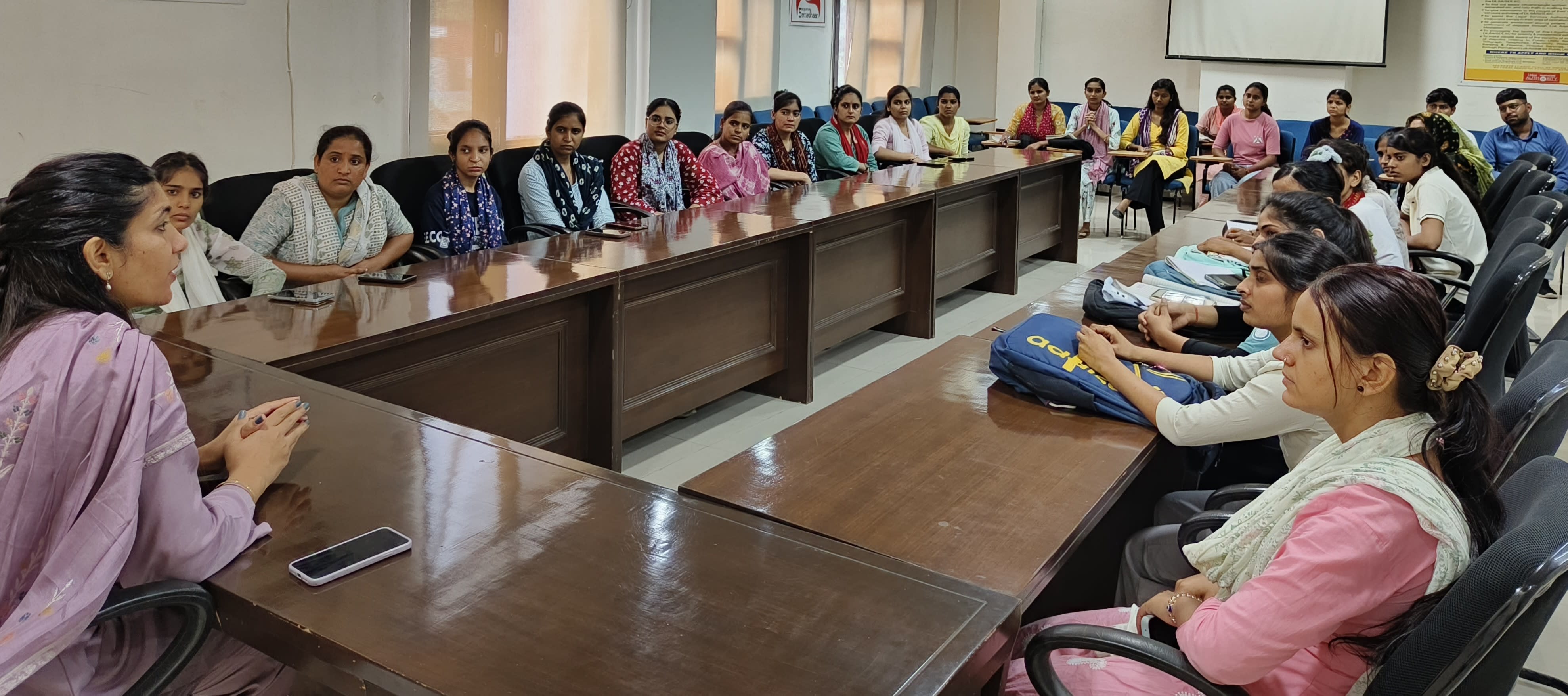 नारनौल | इंटर्न विद्यार्थियों ने किया एडीआर सेंटर का शैक्षणिक भ्रमण : सीजेएम नीलम कुमारी ने कानूनी अधिकारों की दी जानकारी
