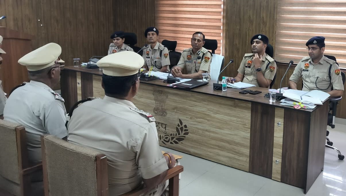 नारनौल | आईजी ओमप्रकाश नरवाल की अपराध समीक्षा बैठक : मोस्ट वांटेड अपराधियों की गिरफ्तारी के दिए सख्त निर्देश