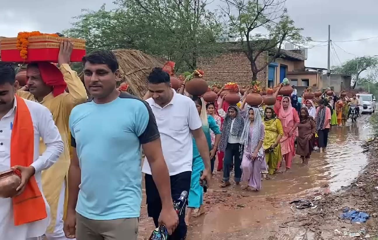 नूंह | कीचड़ और जलभराव के बीच निकली श्री अखंड रामायण की कलश यात्रा : ग्रामीणों ने पंचायत को घेरा | सरपंच बोले-जल्द होगा समाधान