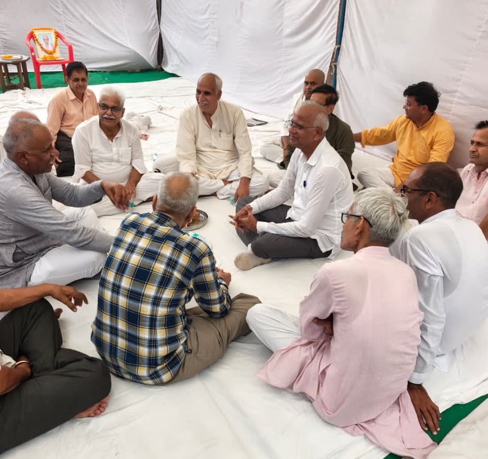 महेंद्रगढ़ | वरिष्ठ पत्रकार सुरेश लावणिया को दी गई भावभीनी श्रद्धांजलि : जनप्रतिनिधियों व पत्रकारों ने अर्पित किए श्रद्धासुमन | परिवार को बंधाया ढांढस
