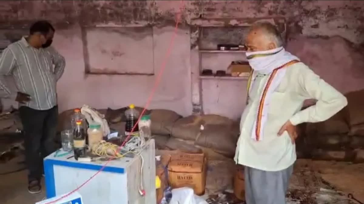 रेवाड़ी | गरीबों के राशन पर संकट : बारिश में भीगे 45 कट्टे गेहूं और 20 बैग चीनी | खराब राशन बांटने की तैयारी का आरोप