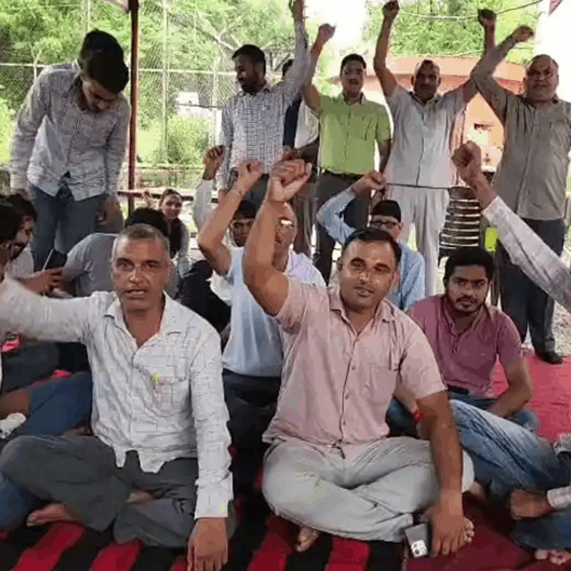 बिजली कर्मचारियों का सांकेतिक धरना : सरकार के खिलाफ नारेबाजी | मांगें पूरी नहीं होने पर आंदोलन तेज करने की चेतावनी