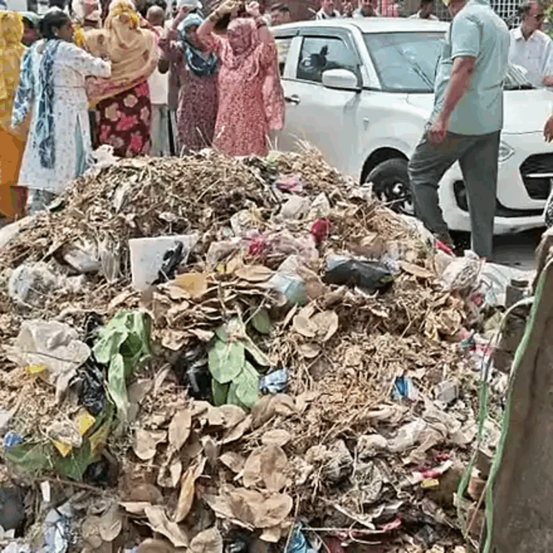 पूर्व विधायक के कार्यालय पर कूड़ा डाला : सफाई कर्मियों ने किया प्रदर्शन | निजी कर्मियों को रोका | आंदोलन तेज करने की चेतावनी