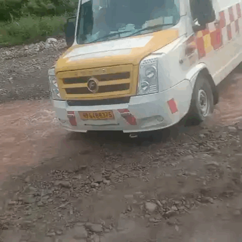 Panchkula News | मरीज को ले जा रही एंबुलेंस नदी में फंसी : ट्रैक्टर से निकाला बाहर | वर्षों से पुल का इंतजार