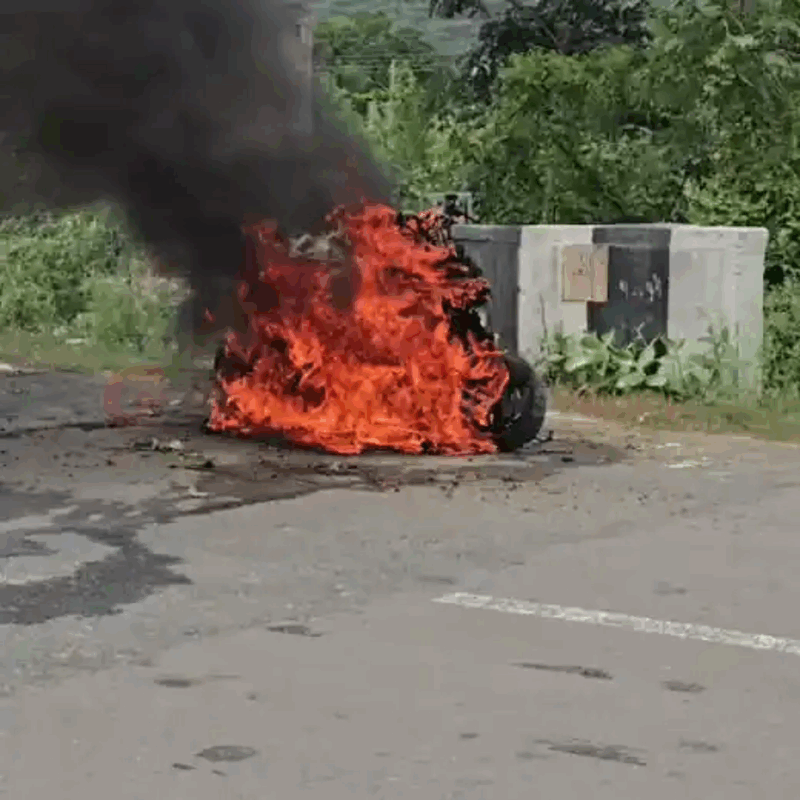 Rewari News | चलती इलेक्ट्रिक स्कूटी में लगी आग : हल्के धमाके के बाद उठीं लपटें | बड़ा हादसा टला