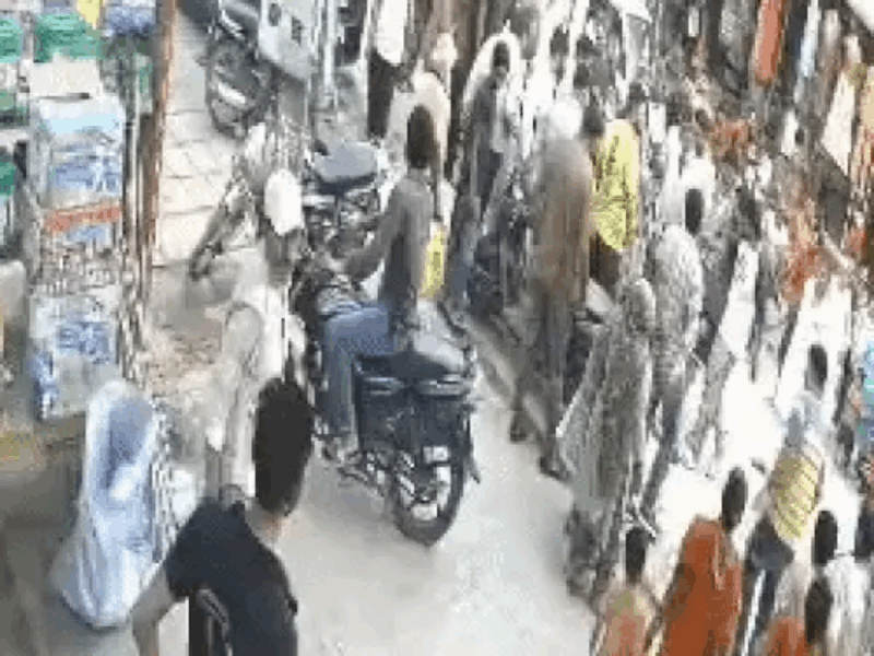 Panipat News | बाइक सवार किशोर से सरेआम मारपीट : कार सवार युवकों पर हमला करने का आरोप | CCTV खंगाल रही पुलिस