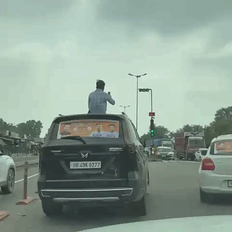 Panchkula News | चलती गाड़ी के ऊपर बैठा युवक, वीडियो वायरल : वाहन पर दिखा राजनीतिक दल का बैनर | पुलिसकर्मियों की मौजूदगी में गुजरी गाड़ी