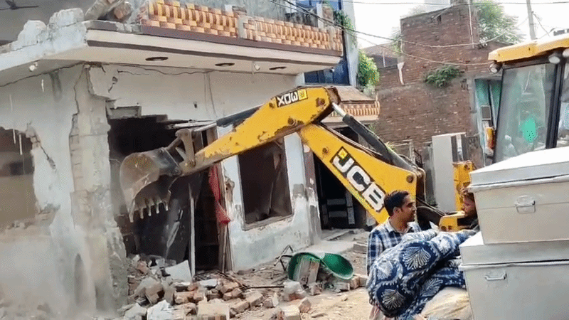Yamunanagar News | आत्मापुरी कॉलोनी में अवैध निर्माण पर चला बुलडोजर : भारी पुलिस बल रहा तैनात | बिना स्टे वाले मामलों में कार्रवाई