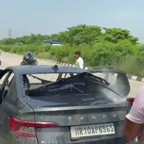 Kurukshetra News | चलती कार में अचानक भड़की आग : भाई-बहन ने बाहर निकलकर बचाई जान | NH-152D पर हुआ हादसा | दमकल ने पाया आग पर काबू
