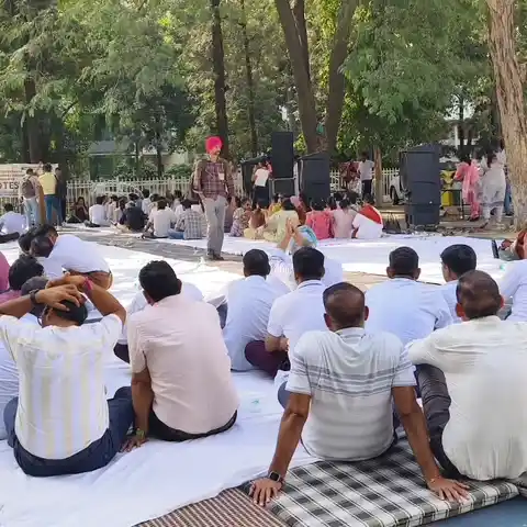 Kurukshetra News | विश्वविद्यालय के अध्यापकों का सांकेतिक धरना : मुख्यमंत्री के नाम सौंपा ज्ञापन | बड़े आंदोलन की चेतावनी
