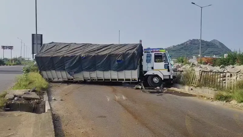 Nangal Chaudhary News | दताल के पास NH-148B पर बड़ा हादसा : सेब से भरी गाड़ी क्षतिग्रस्त | सुरक्षा इंतजामों पर उठे सवाल