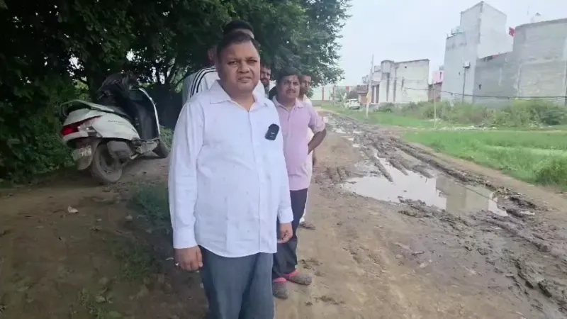 Faridabad News | शहीद के घर की बदहाल सड़क पर नीरज शर्मा ने सरकार को घेरा : विकास के दावों पर उठाए सवाल | जलभराव और गड्ढों का मुद्दा उठाया