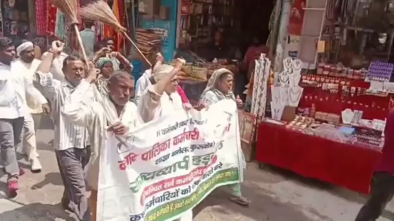 Kurukshetra News | रोहित की मौत के बाद सड़कों पर उतरे सफाई कर्मचारी : हड़ताल के 33वें दिन निकाला रोष मार्च