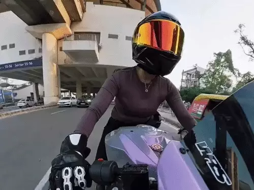 Gurugram News | गोल्फ कोर्स रोड पर लेडी बाइक राइडर को कार ने मारी टक्कर : वीडियो वायरल | पीछा करने पर ट्रैफिक सिग्नल से फरार हुए युवक