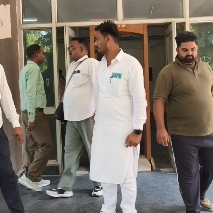 Fatehabad News | ठेकेदार पर सरपंच प्रतिनिधि को धमकी देने का आरोप : खुद को बताया एडीसी का भाई | सरपंचों ने सौंपा ज्ञापन