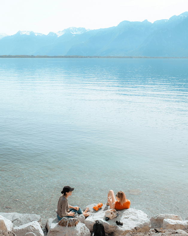 Relaks nad jeziorem podczas wakacyjnej podróży z ubezpieczeniem turystycznym