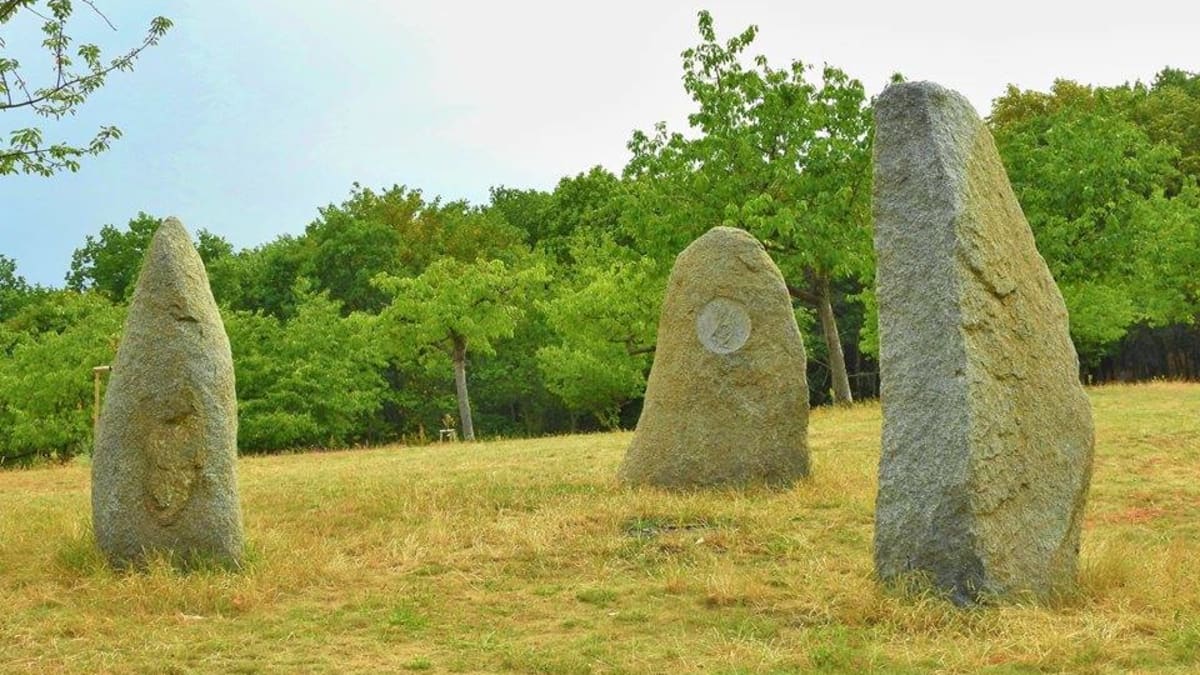 Menhiry „Tři Bohyně“ v pražské Tróji