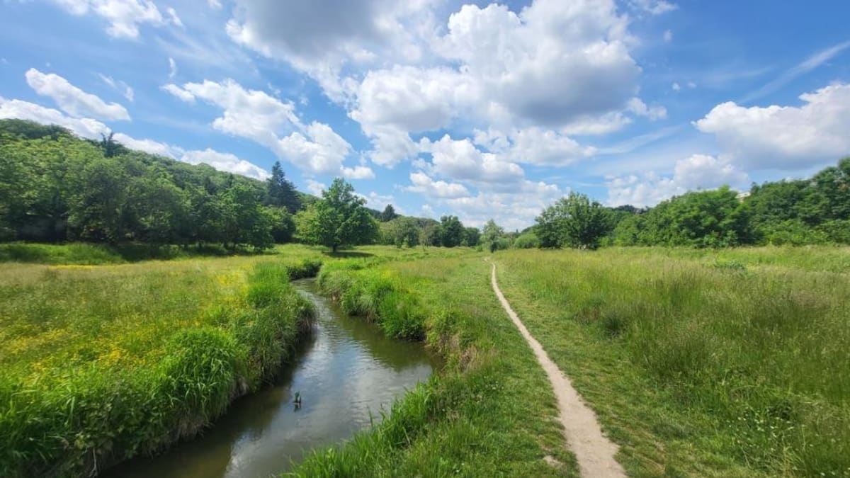 Magické Hrdlořezy a přírodní park Smetanka