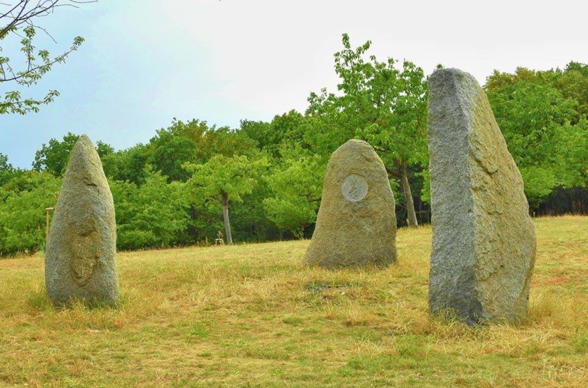 Menhiry „Tři Bohyně“ v pražské Tróji