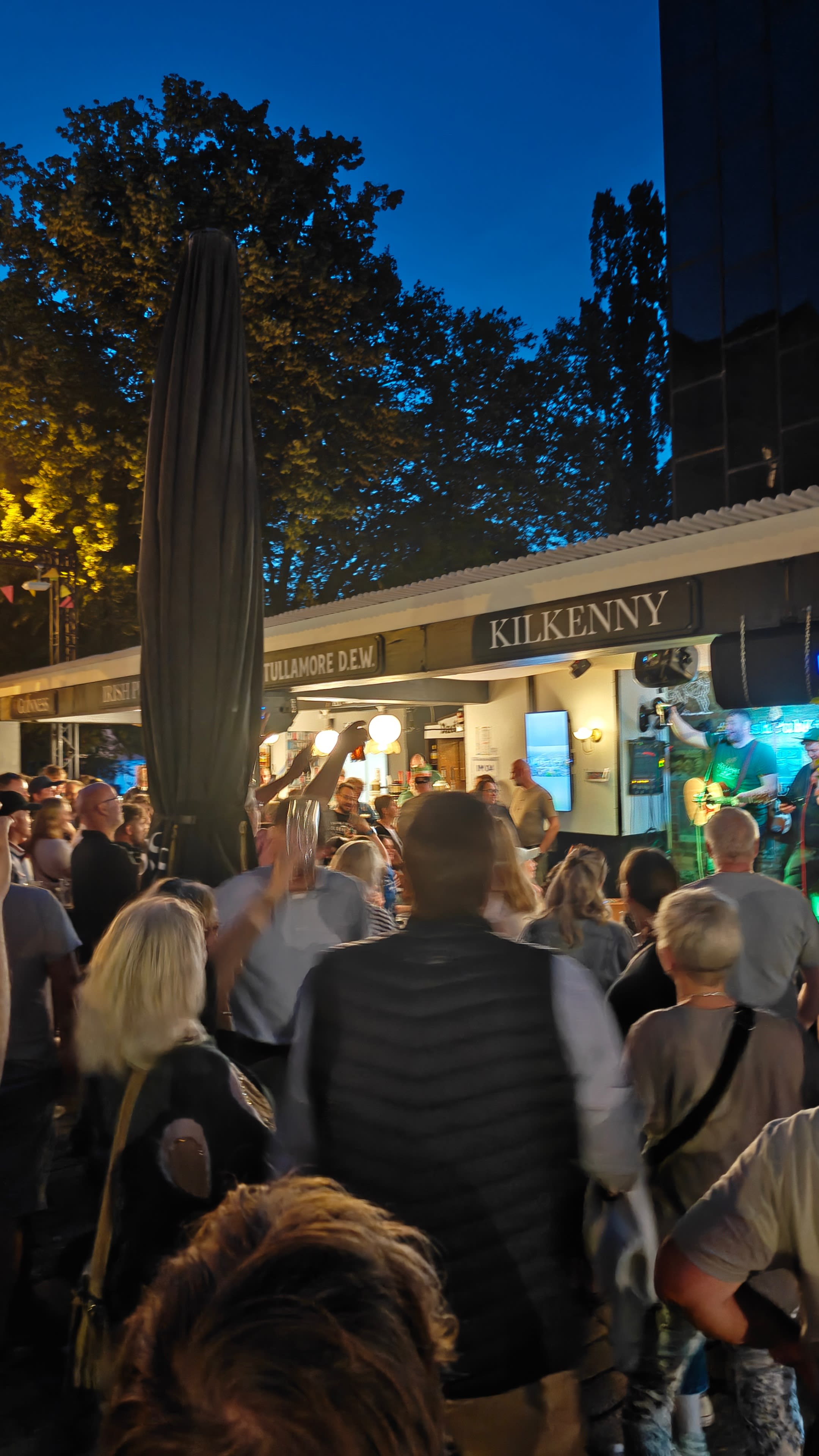 The Kiwo Event Bar Singer on Stage With Audience Kieler Woche