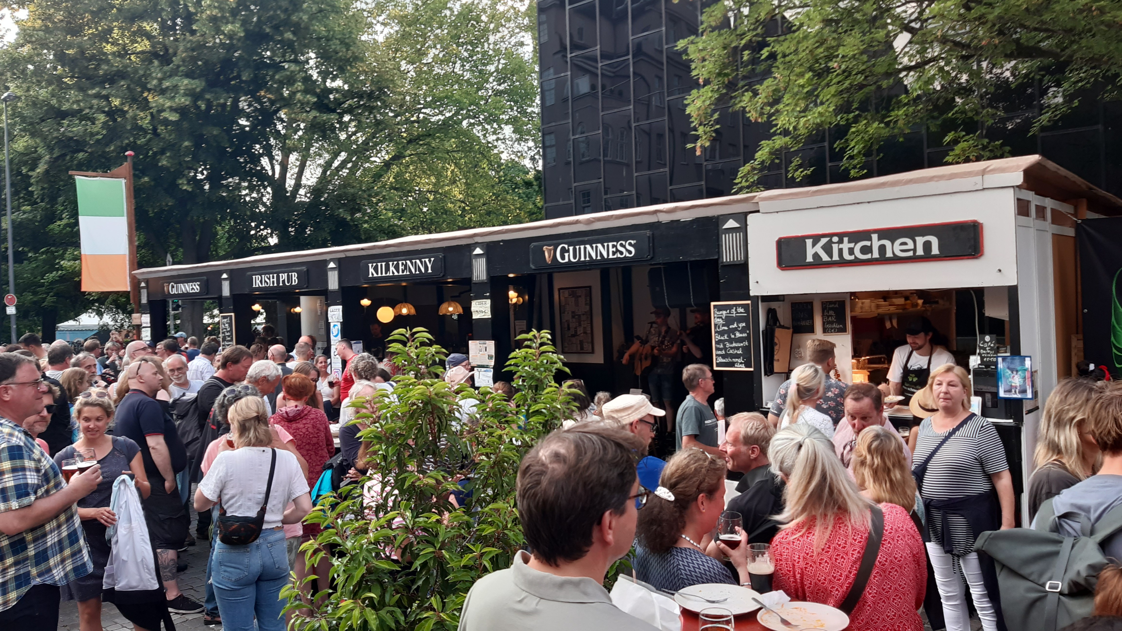 The Kiwo Event Bar Outside Daytime 3