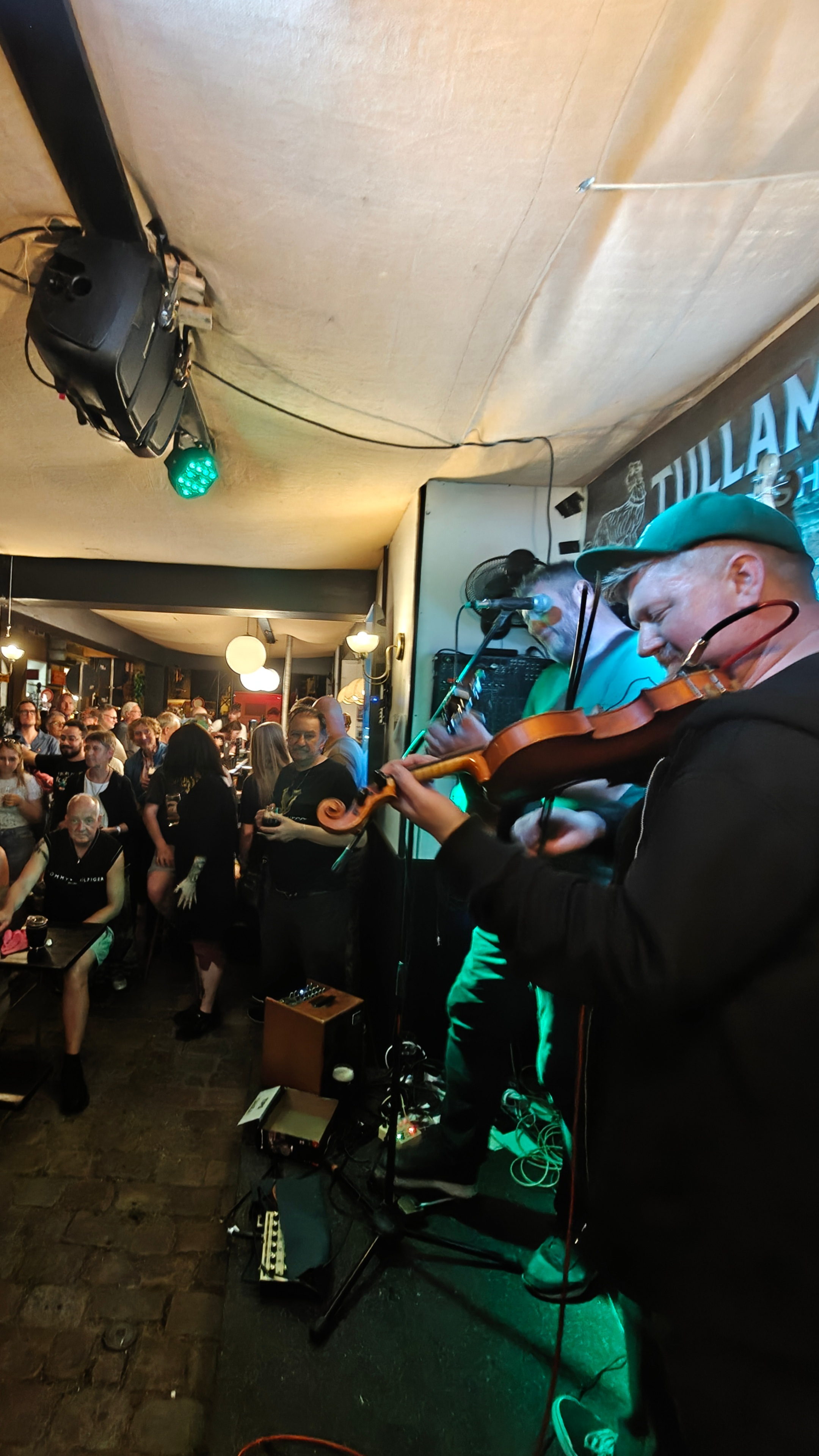 The Kiwo Event Bar Fiddle Player Kieler Woche