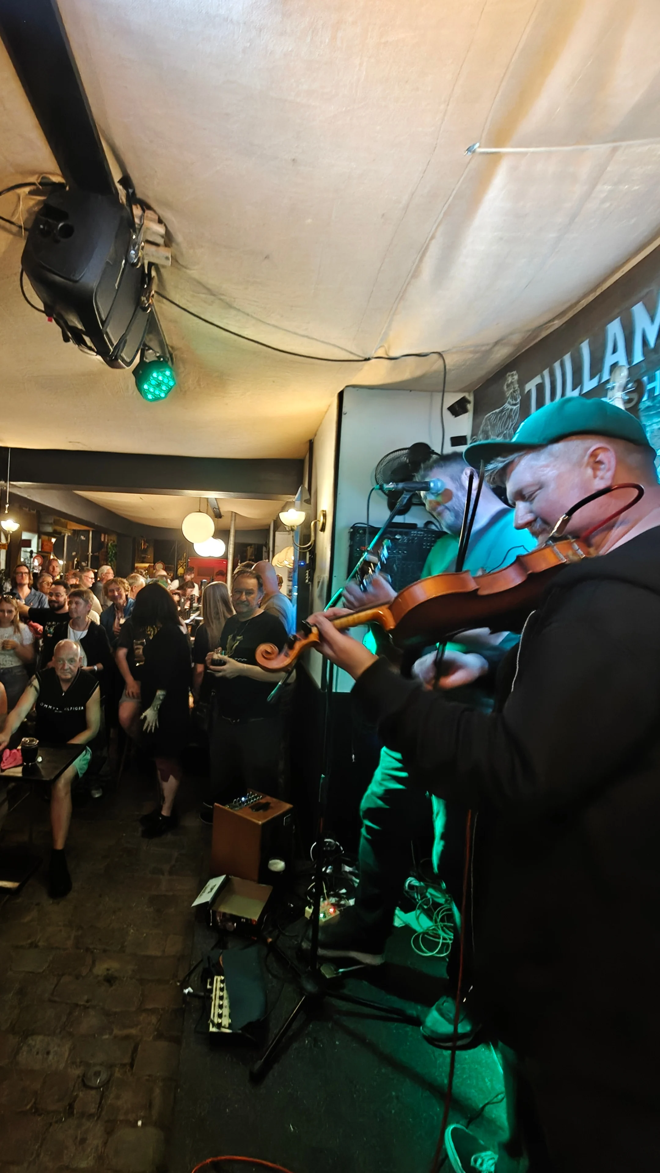 The Kiwo Event Bar Fiddle Player Kieler Woche