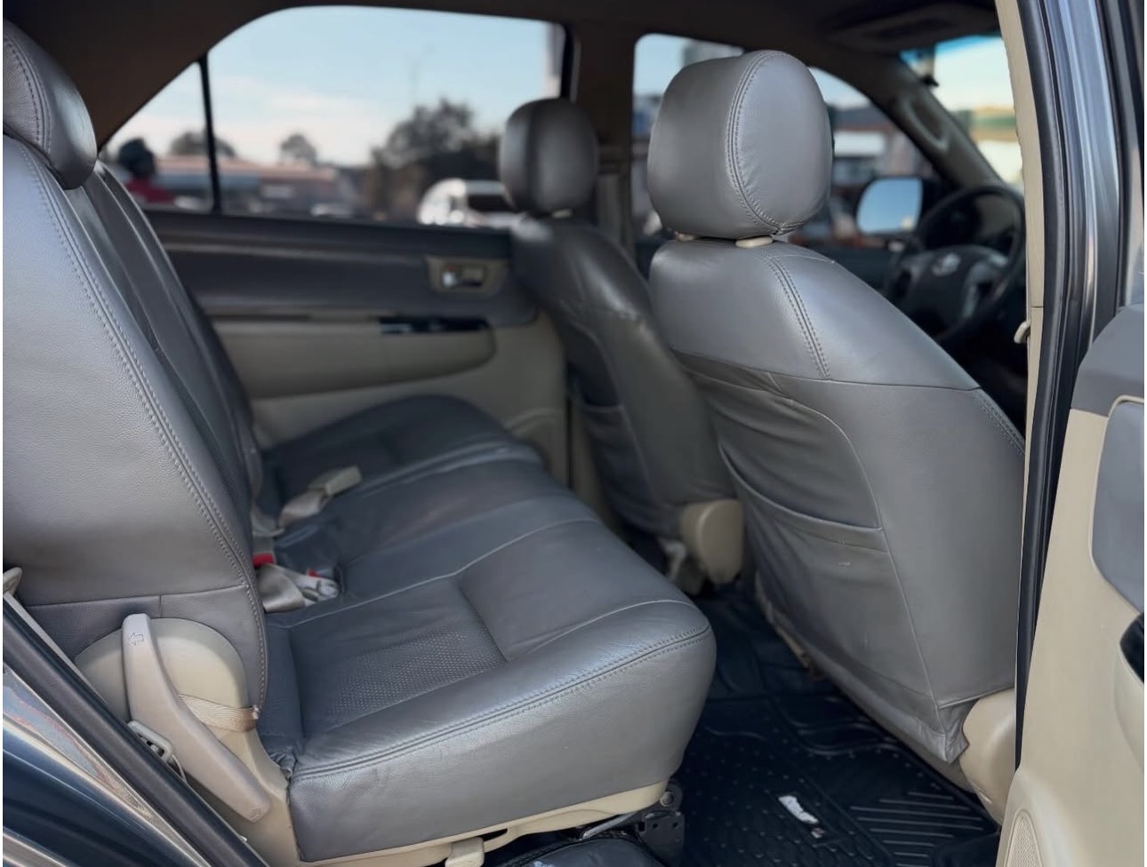 TOYOTA FORTUNER SRV - Foto 9