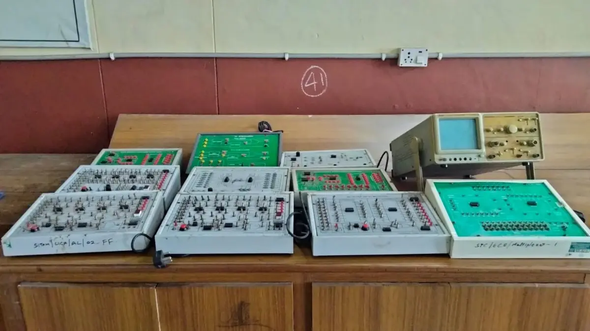 Electronic Lab 2 Photo 4