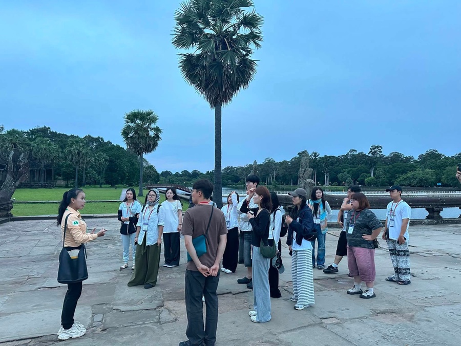 Angkor Wat sunrise tour