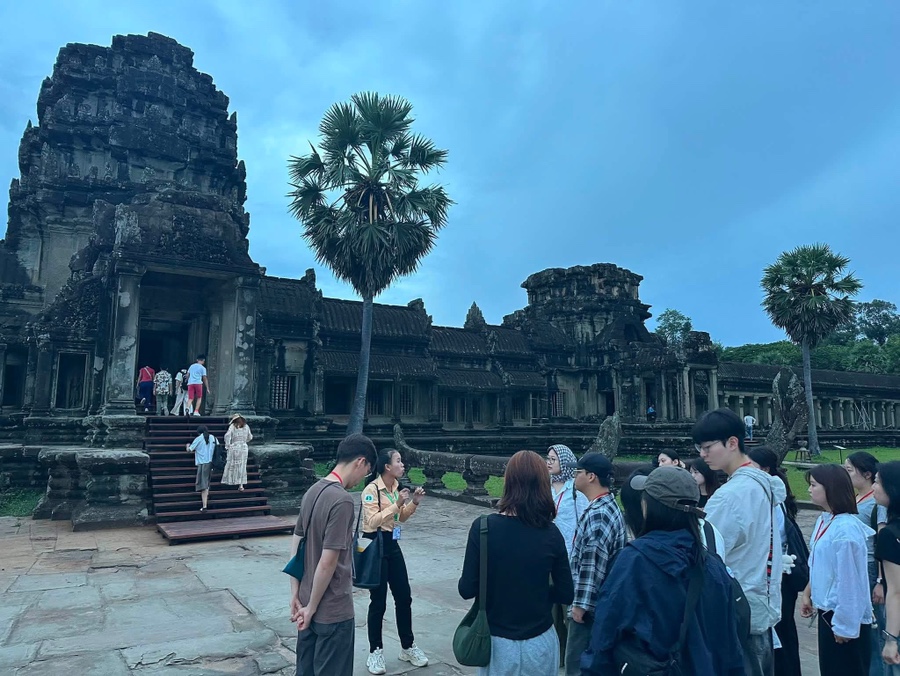 Angkor Wat temple tour