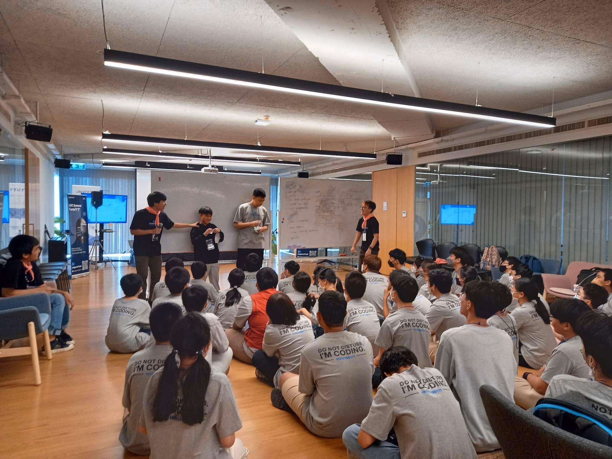 น้อง ๆ กำลังต่อแถวร่วมกิจกรรมในค่าย Leagues of Code Summer Camp