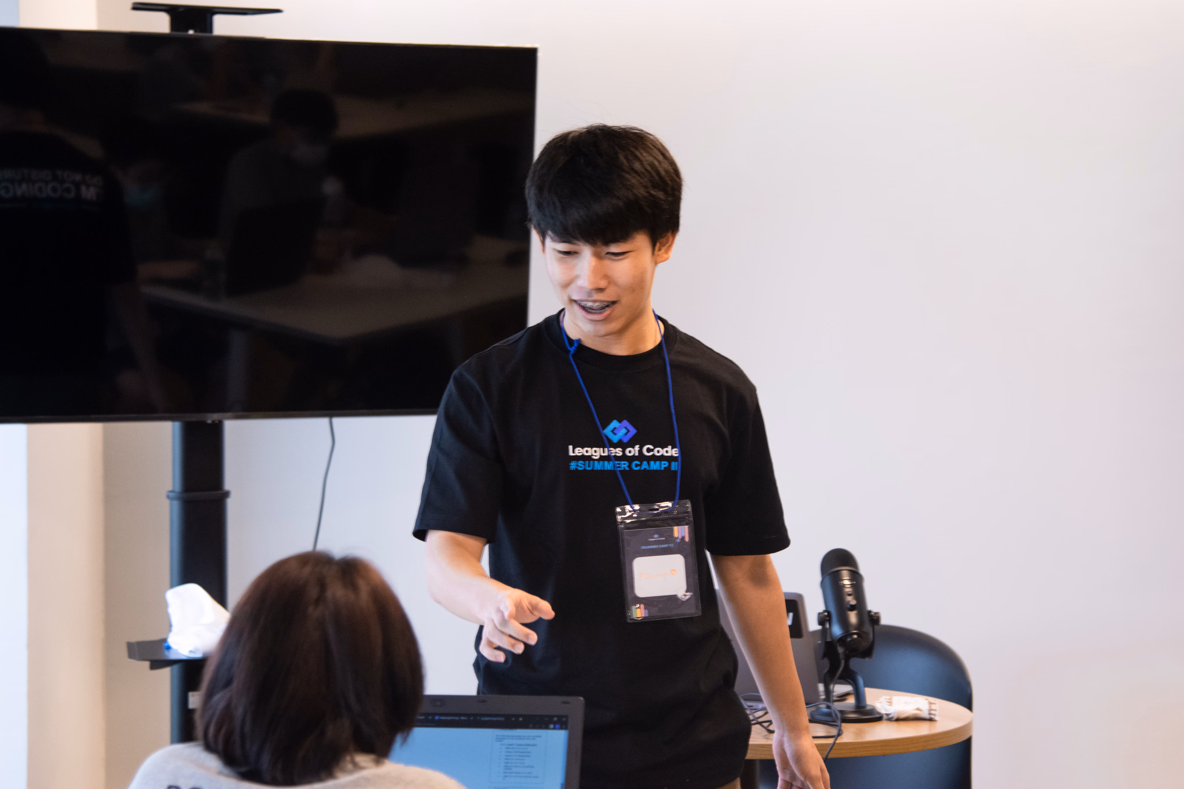 พี่แชมป์ร่วมสอนค่าย Leagues of Code Summer Camp หน้าชั้นเรียน