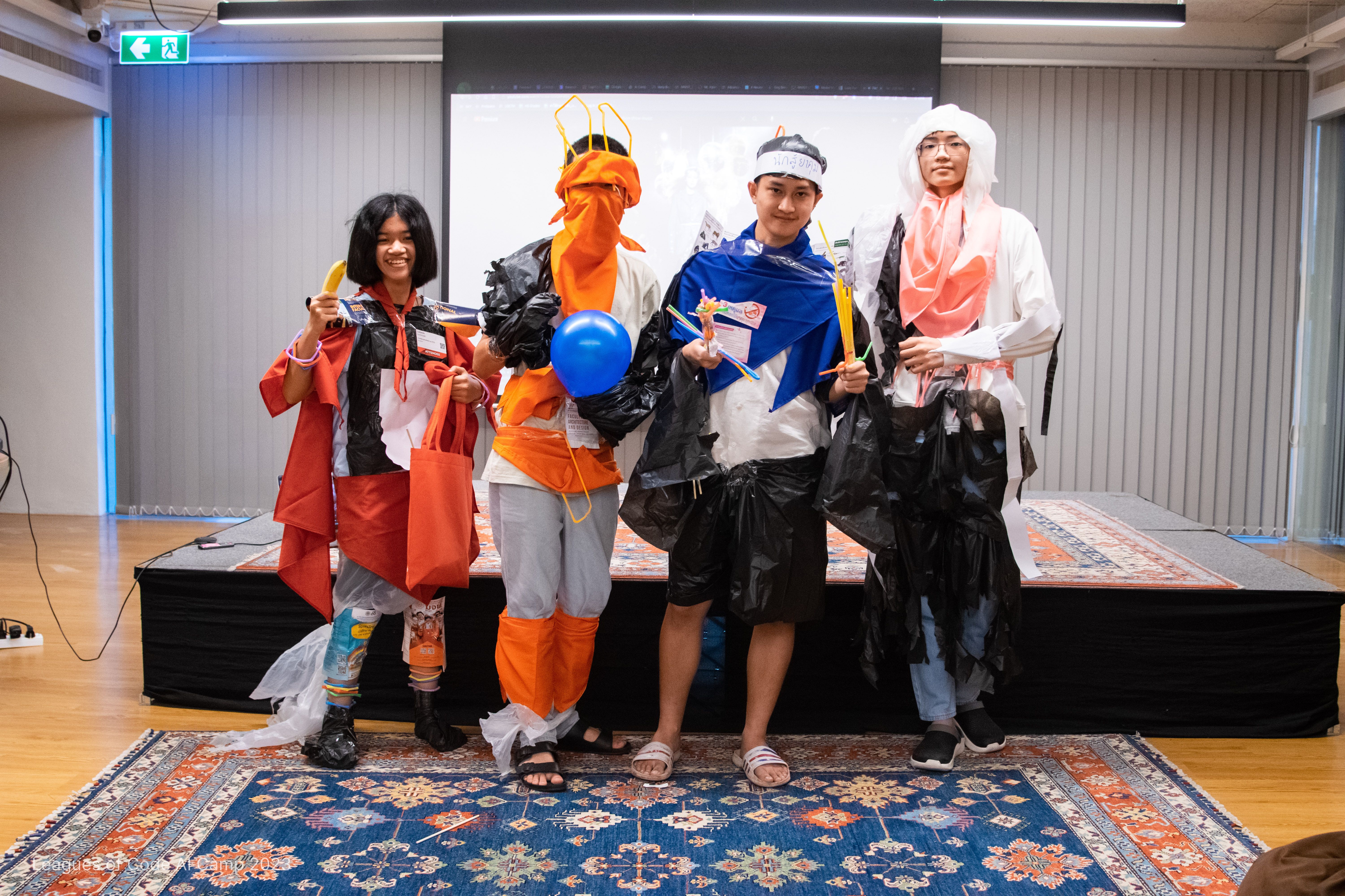 น้อง ๆ สี่คนเป็นนายและนางแบบสำหรับกิจกรรค่าย Leagues of Code AI Camp