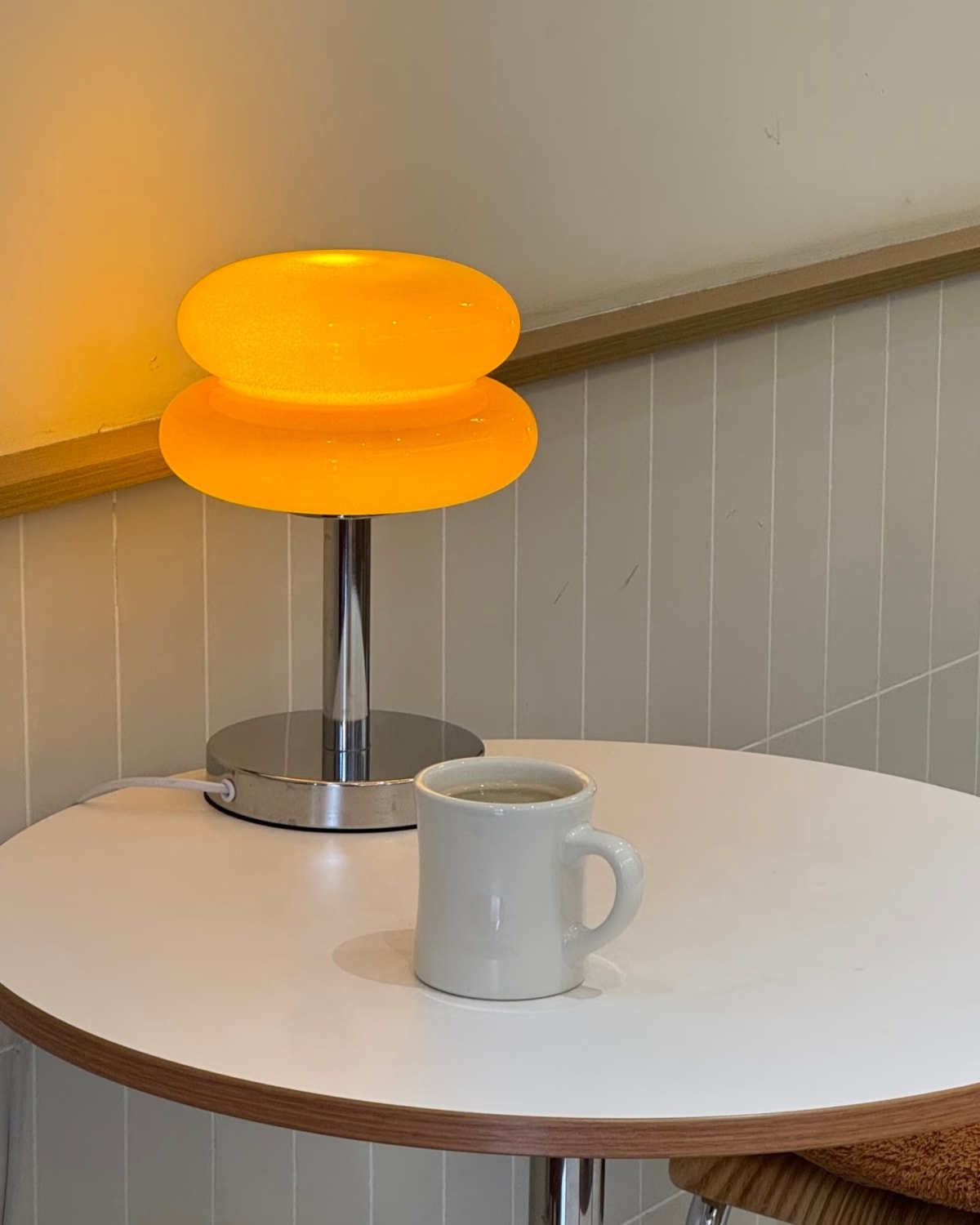 Hamburger-shaped table lamp — Photograph 4 of 11