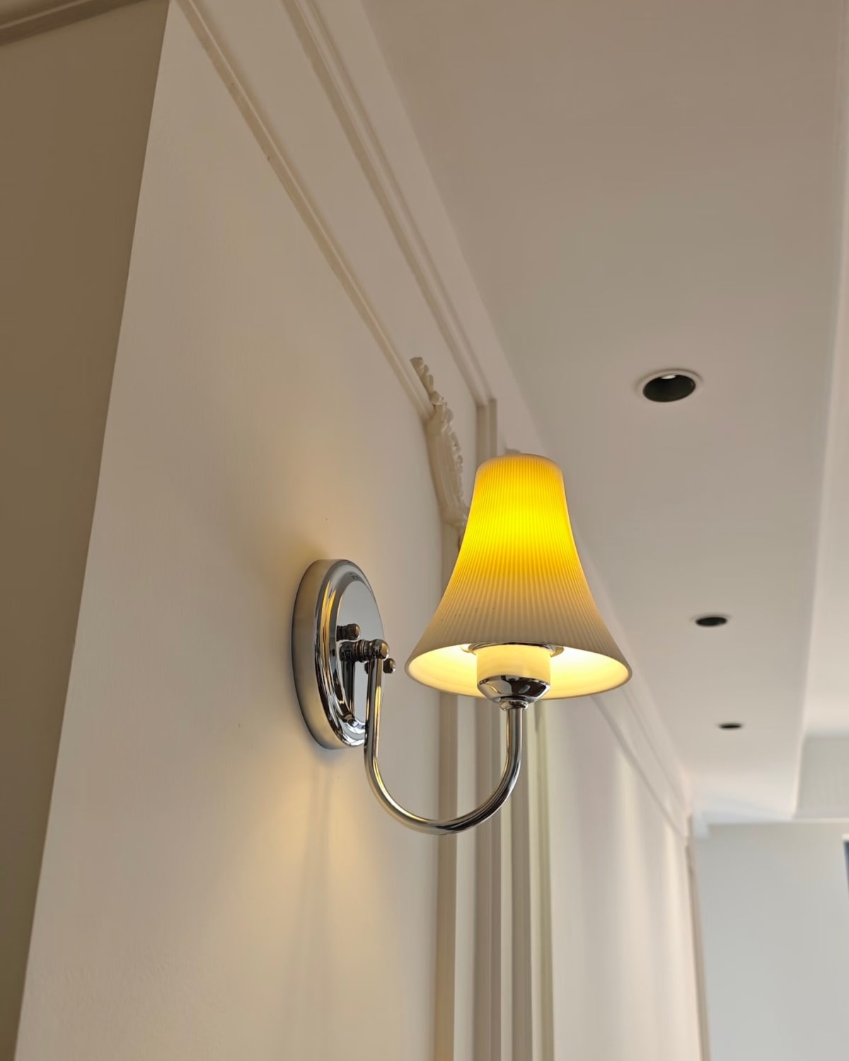 Elegant Ceramic Wall Lamp — Photograph 9 of 17
