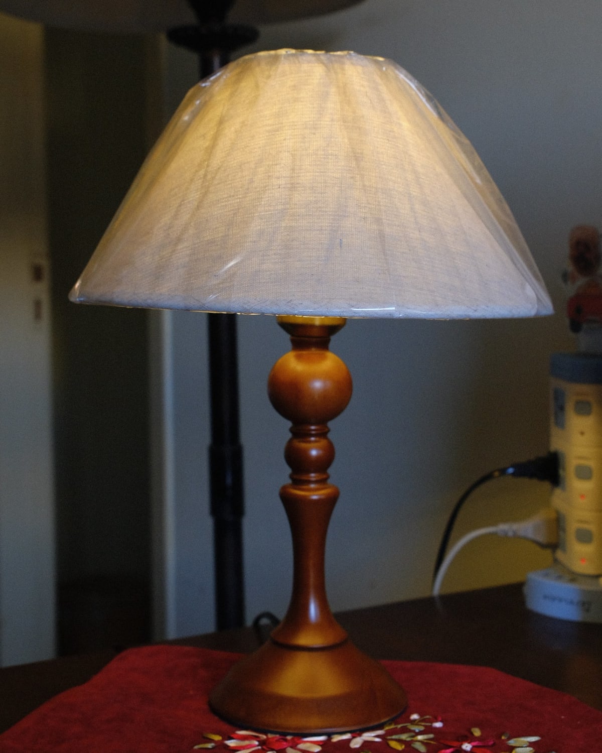 Vintage wooden table lamp — Photograph 2 of 6