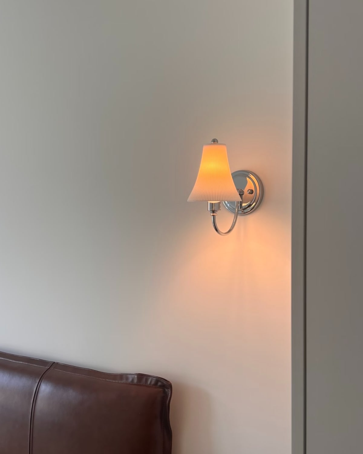 Elegant Ceramic Wall Lamp — Photograph 4 of 17