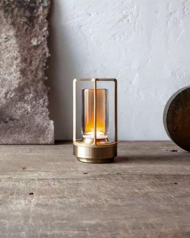 Cross-shaped desk lamp
