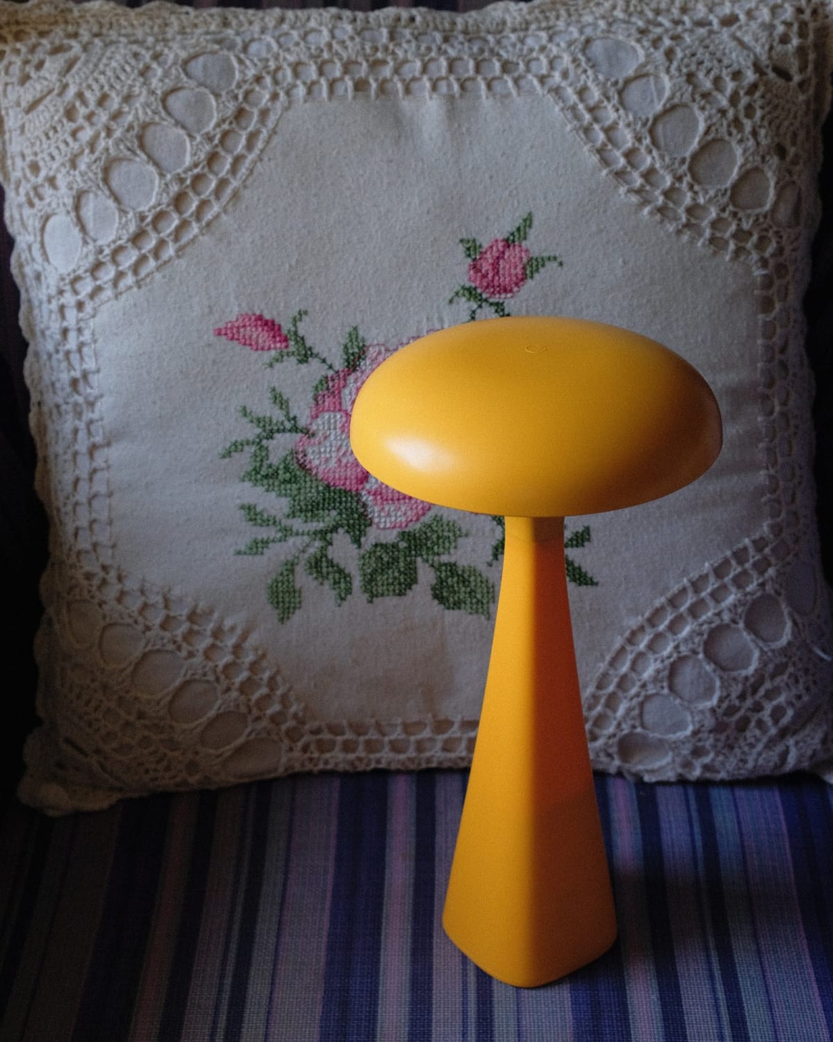 Jellyfish table lamp — Photograph 15 of 17