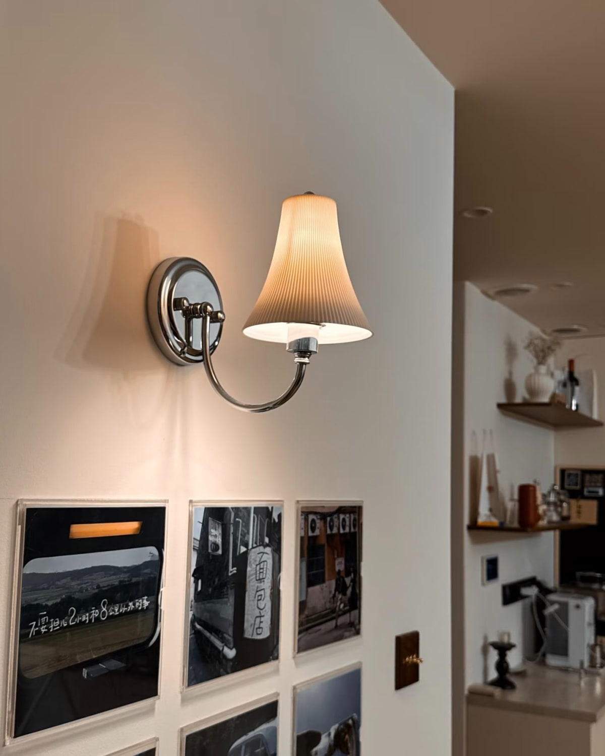 Elegant Ceramic Wall Lamp — Photograph 5 of 17