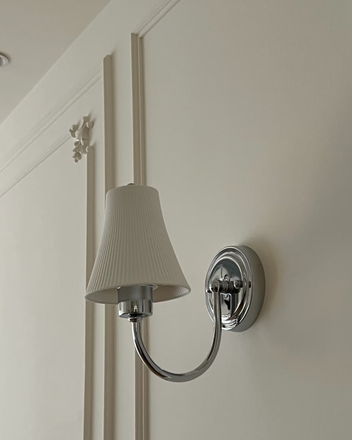 Elegant Ceramic Wall Lamp — Photograph 3 of 17