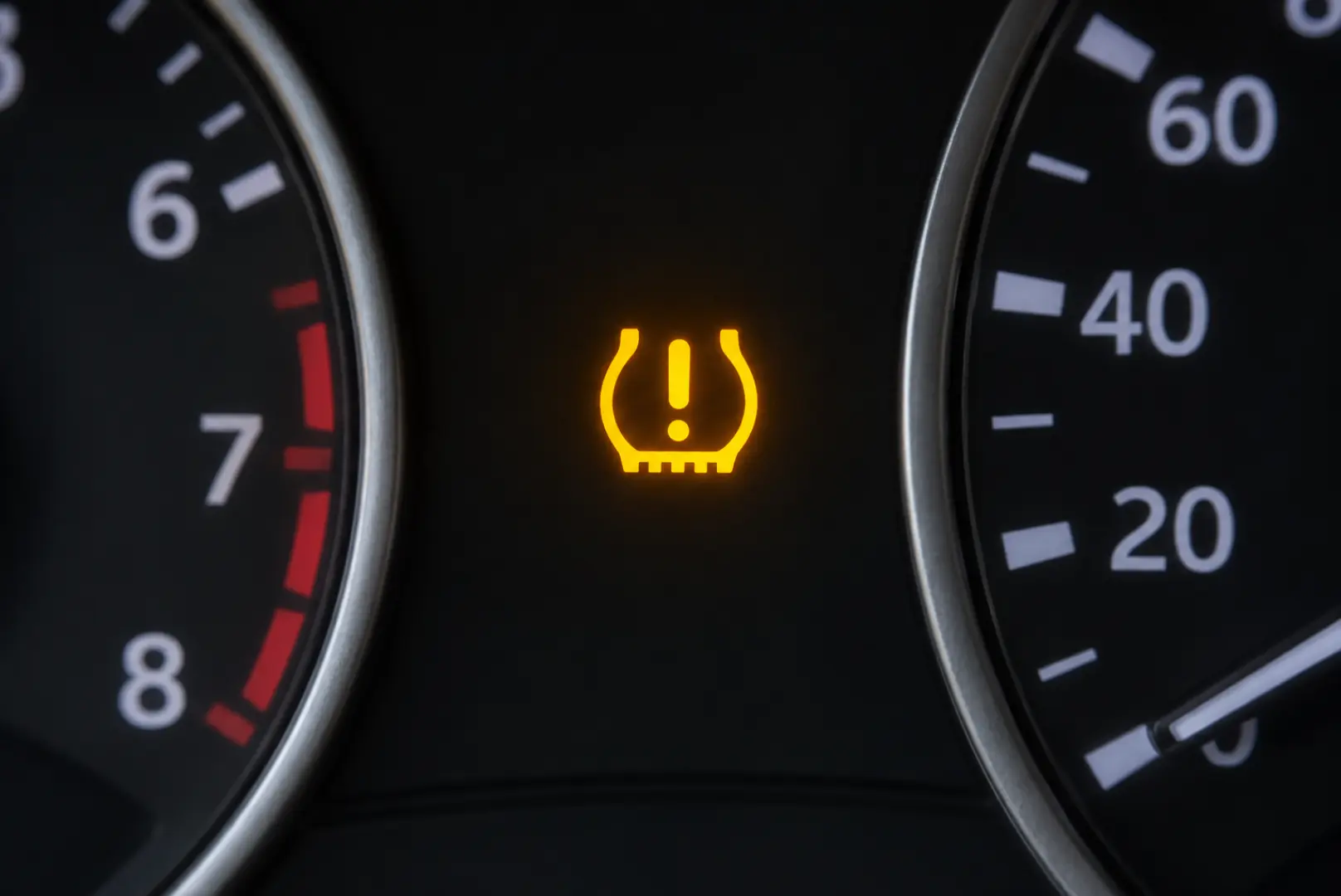 لمبة ضغط الإطارات TPMS في السيارة