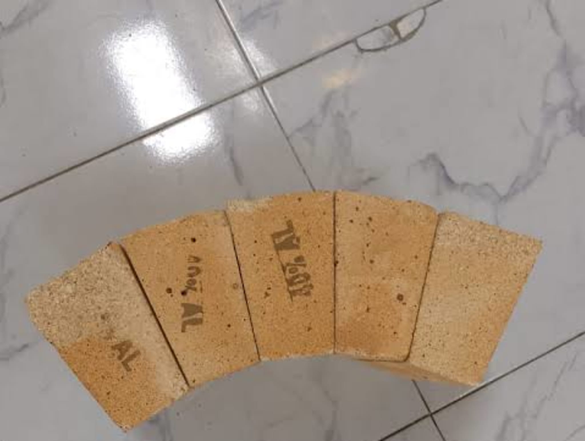Curved arrangement of fireclay taper bricks — refractory bricks for kiln linings
