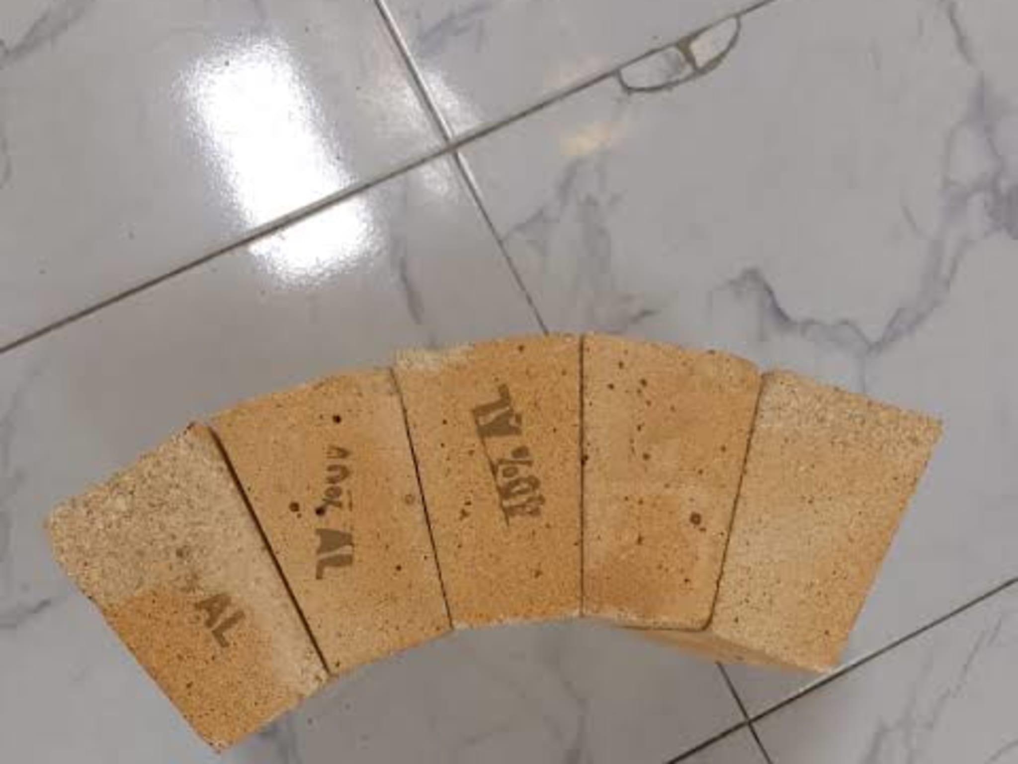 Curved arrangement of fireclay taper bricks — refractory bricks for kiln linings