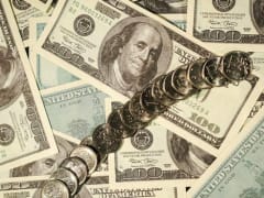 Ограничения на снятие иностранной валюты в России продлили до 9 сентября