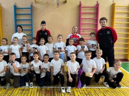 Зарядка с хоккеистами: школьники Мичуринска получают полезные советы от профессионалов