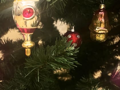 Начала работу выставка елочных игрушек