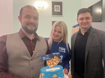 В Тамбове активисты МГЕР поздравили работников драмтеатра с днем работника культуры